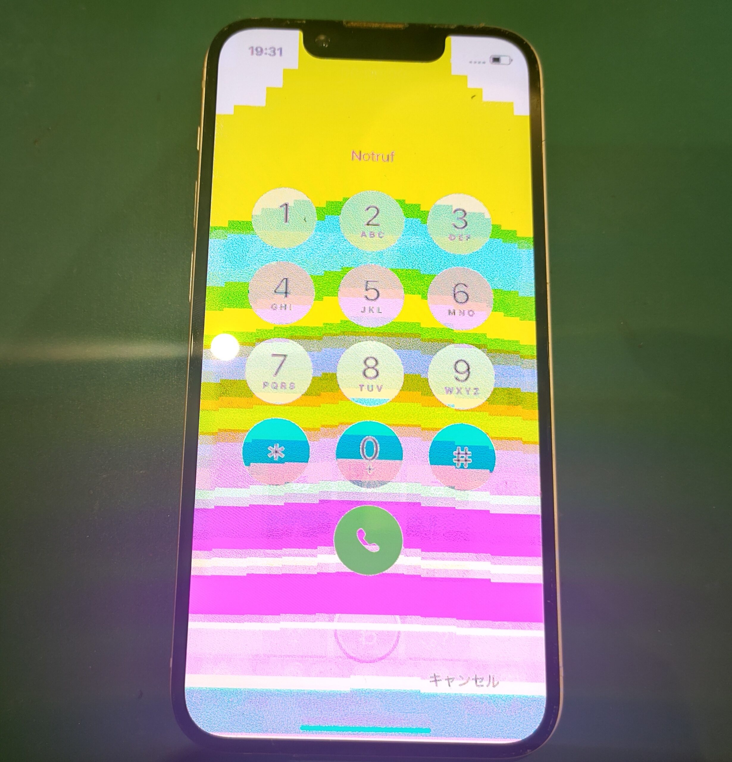 【iPhone修理ブログ】画面にカラフルな線が！水没による表示不良の直し方