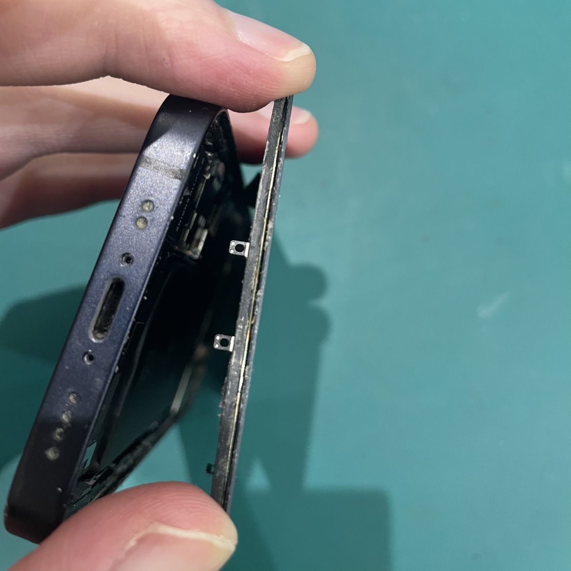 画面が浮いて隙間が…💦 iPhone12 miniの危険な症状を修理！