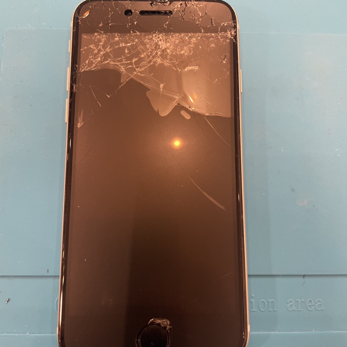 【iPhone SE2】割れた画面も即日ピカピカ✨データそのまま修理OK！