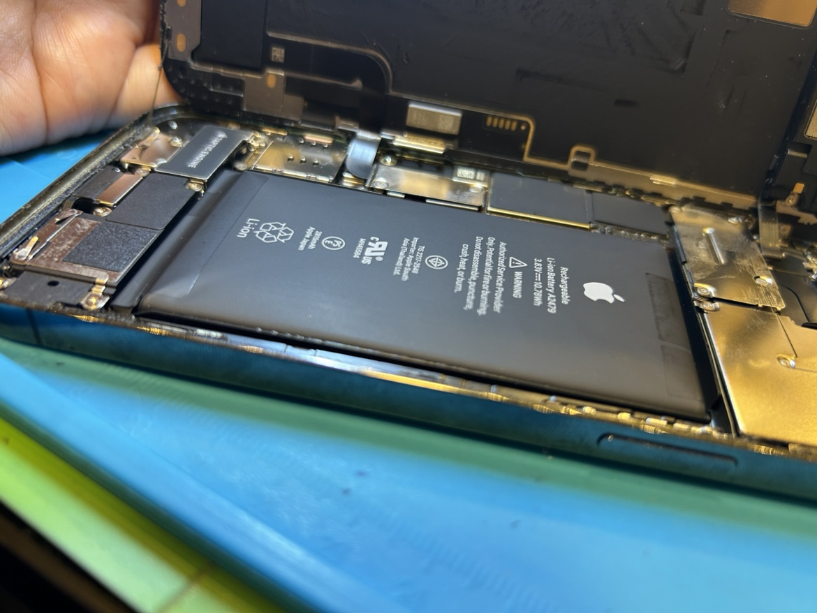 長年使っているスマホ…実はバッテリーが膨張しているかも？⚠️